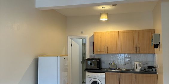 Studio Flat, Leslie Road, E11 - Photo 3