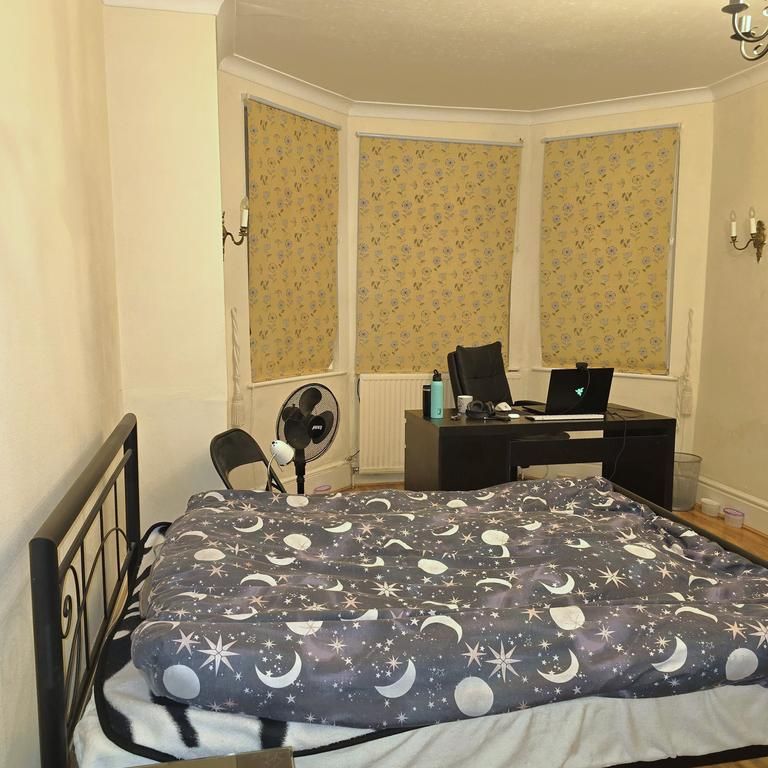 1 bedroom in a flat share to rent - Photo 1