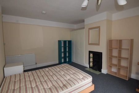 5 bed terraced house to rent in Earlham Road, Norwich, Norfolk - Photo 3