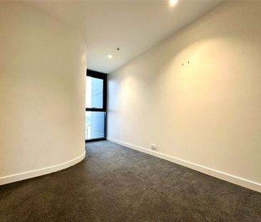 Luxury 2 bedroom, 2 bathroom residence in prestigious Palladium towers - Photo 6