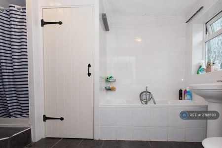 1 bedroom in a house share to rent - Photo 4