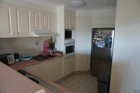 Two Bedroom Coastal Apartment! - Photo 4