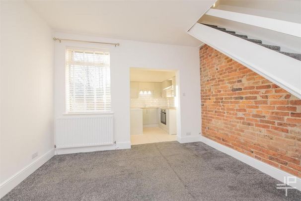 2 bedroom end of terrace house to rent - Photo 1