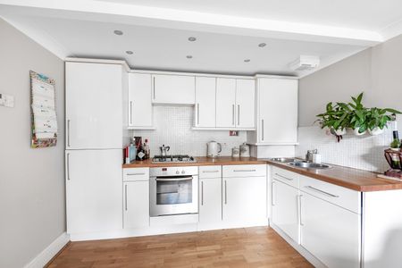 Flat to rent - Connaught Mews, London, SE18 - Photo 3