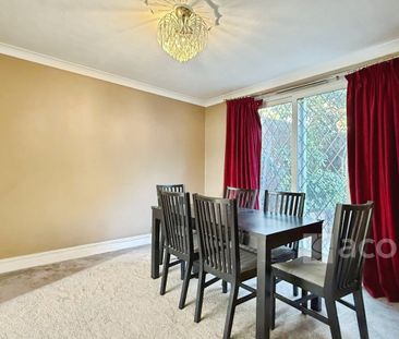 Semi-detached House to rent - Rochester Drive, Bexley, DA5 - Photo 2