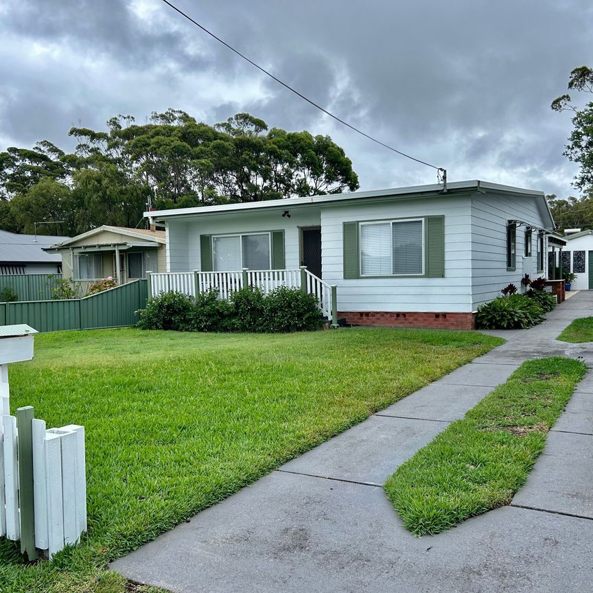 4 Bedrooms - 2 Bathroom - Located Opposite Beach - Fantastic Location - Photo 1