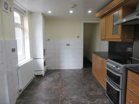 3 bedroom terraced house to rent - Photo 3