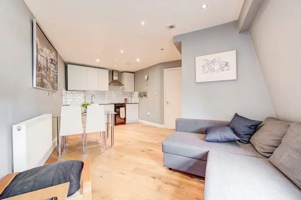 1 Bed Flat, Stockwell, SW8 - Photo 1