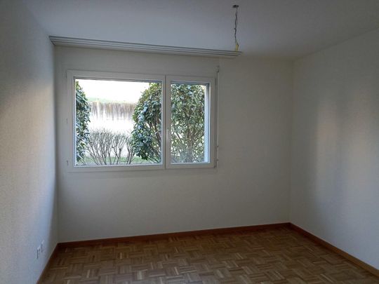Bel appartement traversant partiellement rénové de 3.5 pièces située au rez-de-chaussée. - Photo 1