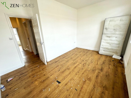 3 bedroom flat to rent - Photo 4