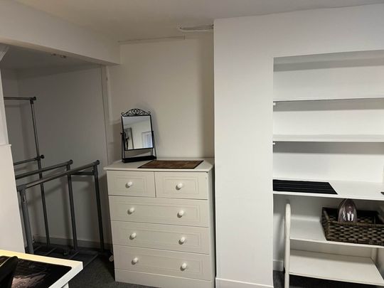 Room 1, 25 Springfield Road, Guildford, Surrey GU1 4DW - Photo 1