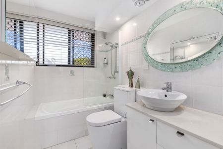 Stylish Apartment with City Views in a Blue-Ribbon Dover Heights Setting - Photo 5