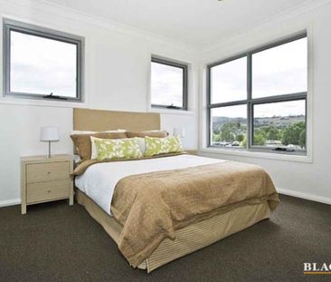 Charming Three bedroom Townhouse - Photo 1