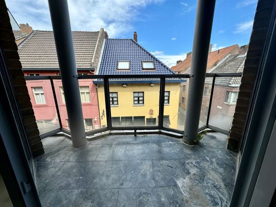 Gerenoveerd 2-slaapkamer appartement met terrasje op een toplocatie nabij de Markt van Maaseik. - Foto 1