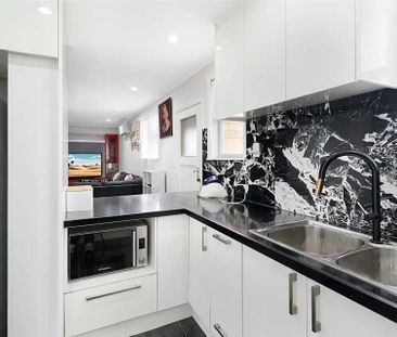 Charming 3BR Home with Garden! - Photo 2