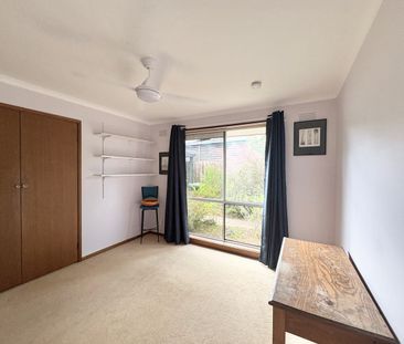 Charming Home with Stunning Gardens & Renovated Bathroom - Photo 5