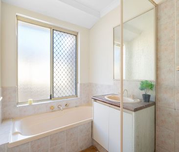 A quiet rear villa with space, comfort and lifestyle - mins from Vi... - Photo 6