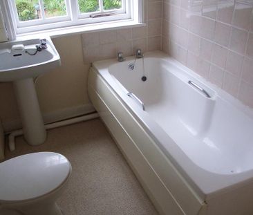 2 bedroom end of terrace house to rent - Photo 4