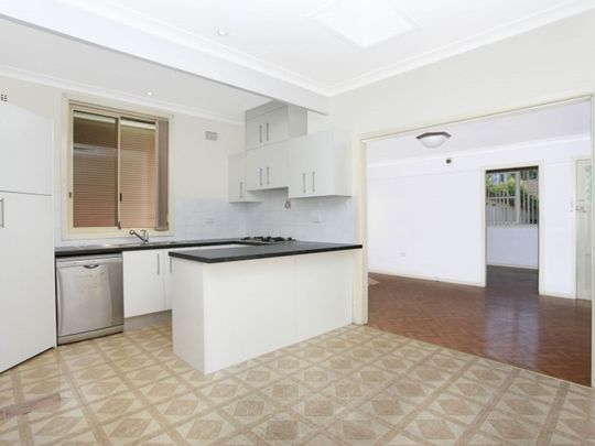 Spacious 4-Bedroom House Close to Public Transport - Photo 1