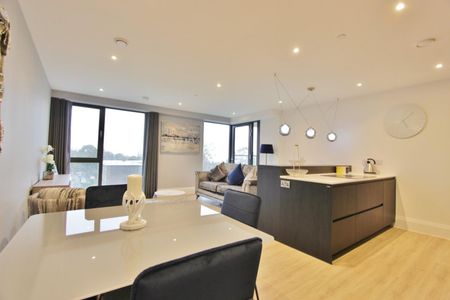 2 bedroom Flat To Let - Photo 3