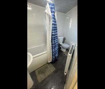Room in a Shared House, Katherine Road, E6 - Photo 5
