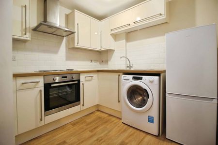 Flat 2, Eastcott House, Swindon, 4 High Street, SN1 - Photo 3