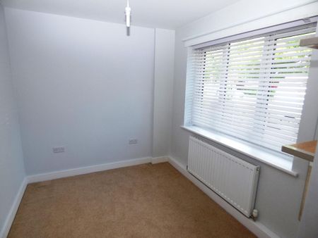 2 bed flat to rent in Rayleigh Road, Hutton, CM13 - Photo 4