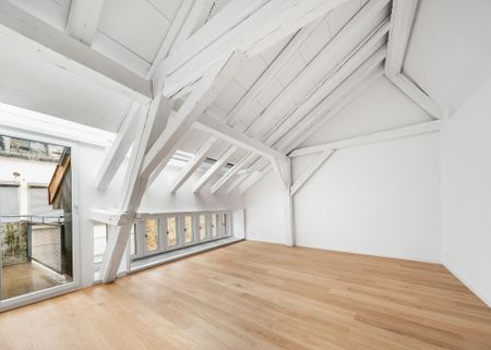 Unique & Historic Rooftop Apartment - Photo 4