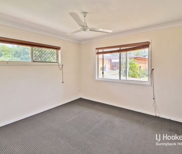 Your Dream Home Awaits: Elegant 5-Bed Rental in Vibrant Community! - Photo 5