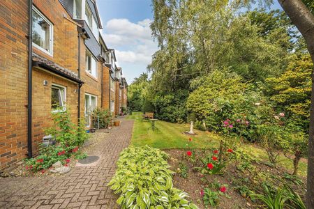 2 bed retirement property to rent in Elstree Road, Bushey, WD23 - Photo 2