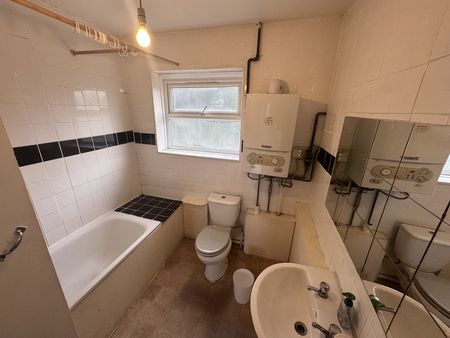 3 Bed Terraced House, Hythe Road, CR7 - Photo 2