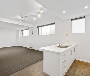 Modern Style Living in Sunshine - Photo 5