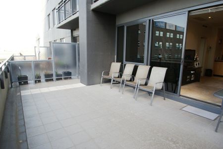 LARGE ONE BEDROOM WITH HUGE ENTERTAINERS BALCONY - Photo 5