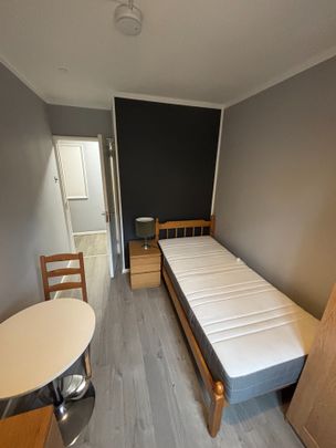 3 Bed Flat, Studley Road, SW4 - Photo 1