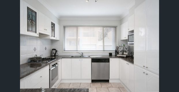 Spacious and Stylish Townhouse on the edge of Wollongong CBD - Photo 1