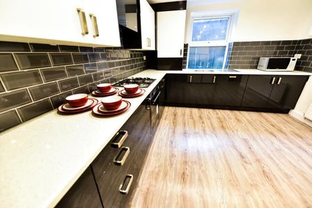 Delph Mount, Woodhouse - Photo 3