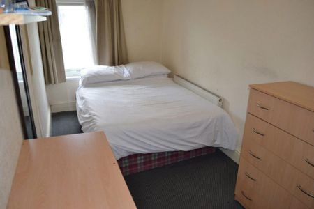 4 bedroom flat to rent - Photo 4