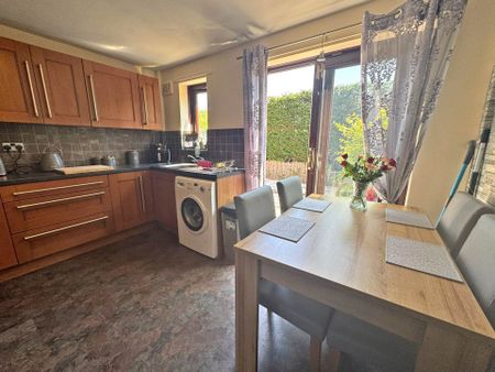 Kingston Close, Shaw - Photo 2