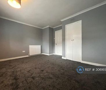 3 bedroom flat to rent - Photo 2