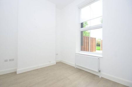 5 bedroom semi-detached house to rent - Photo 4