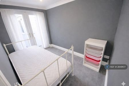 3 bedroom end of terrace house to rent - Photo 4