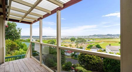 Panoramic views and city living - Photo 4