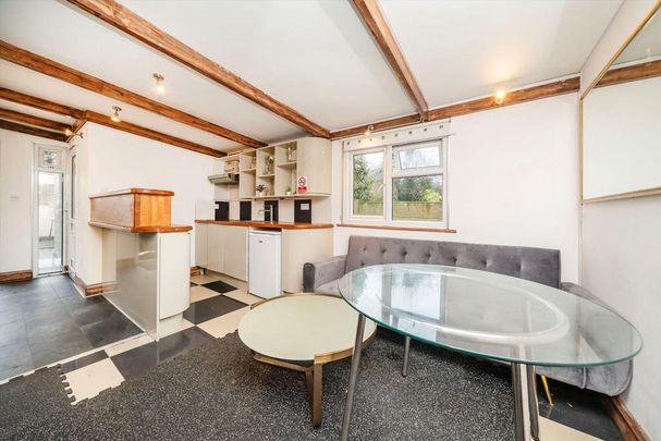 8 bedroom house to rent - Photo 1