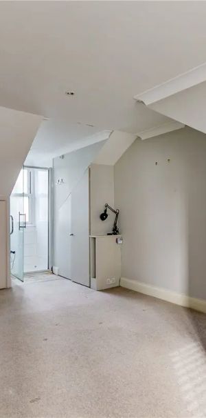 3 bedroom house in Putney High Street - Photo 1