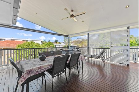 Beautifully Renovated Clayfield Home with Dual Living & Entertainer's Appeal - Photo 3