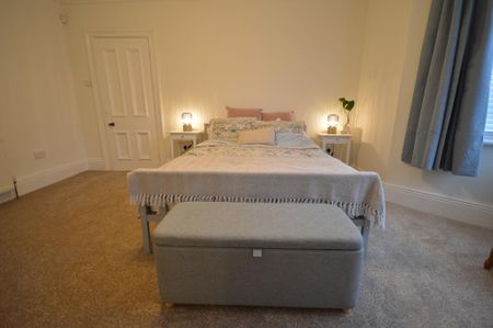 2 bedroom ground floor flat to rent - Photo 2