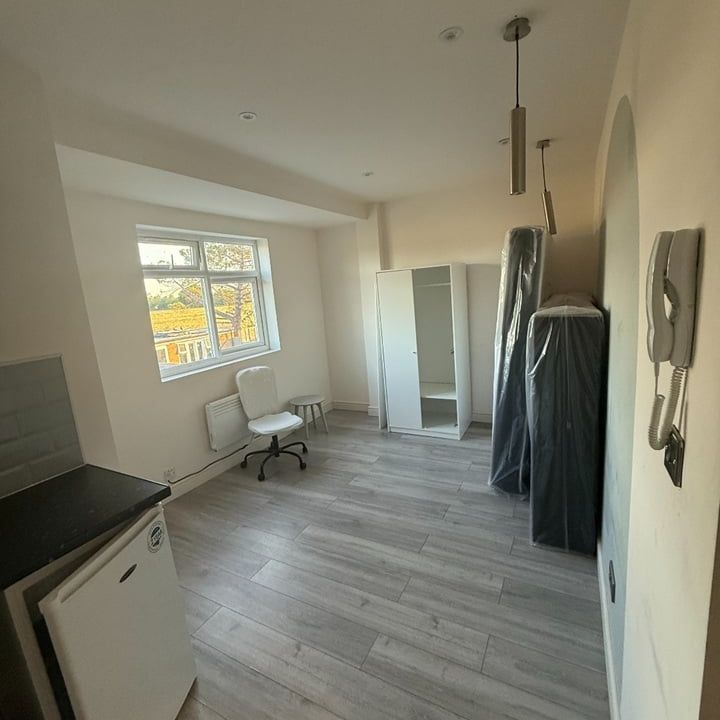 Studio Flat, Woodmansterne Road, SW16 - Photo 1