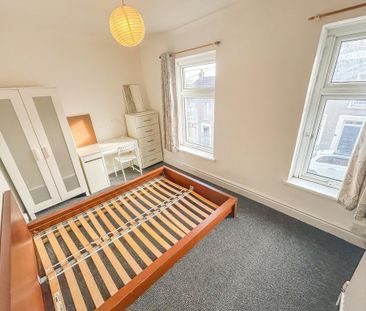 1 bedroom in a house share to rent - Photo 2