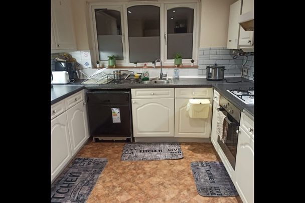 Room in a Shared House, Heathhurst Road South, CR2 - Photo 1