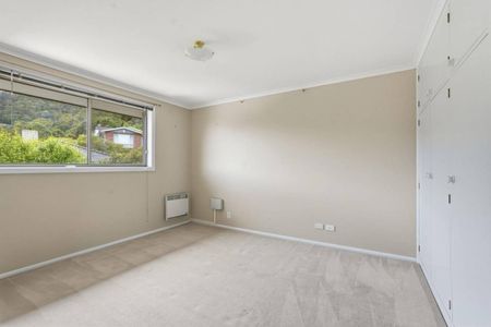 Beautiful 3-Bedroom Home with City & Water Views - Prime Sandy Bay Location - Photo 5